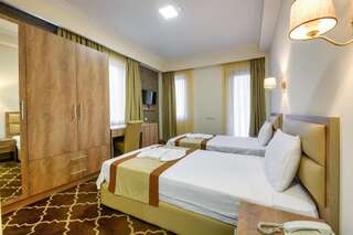 Отель Gallery Inn Тбилиси Двухместный номер с 2 отдельными кроватями и балконом-1